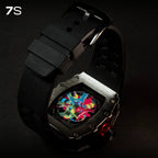 Relógio masculino 7SUIT Graffiti com caixa preta escovada, mostrador colorido estilo grafite e pulseira de silicone preta. Visual ousado para homens com personalidade forte.